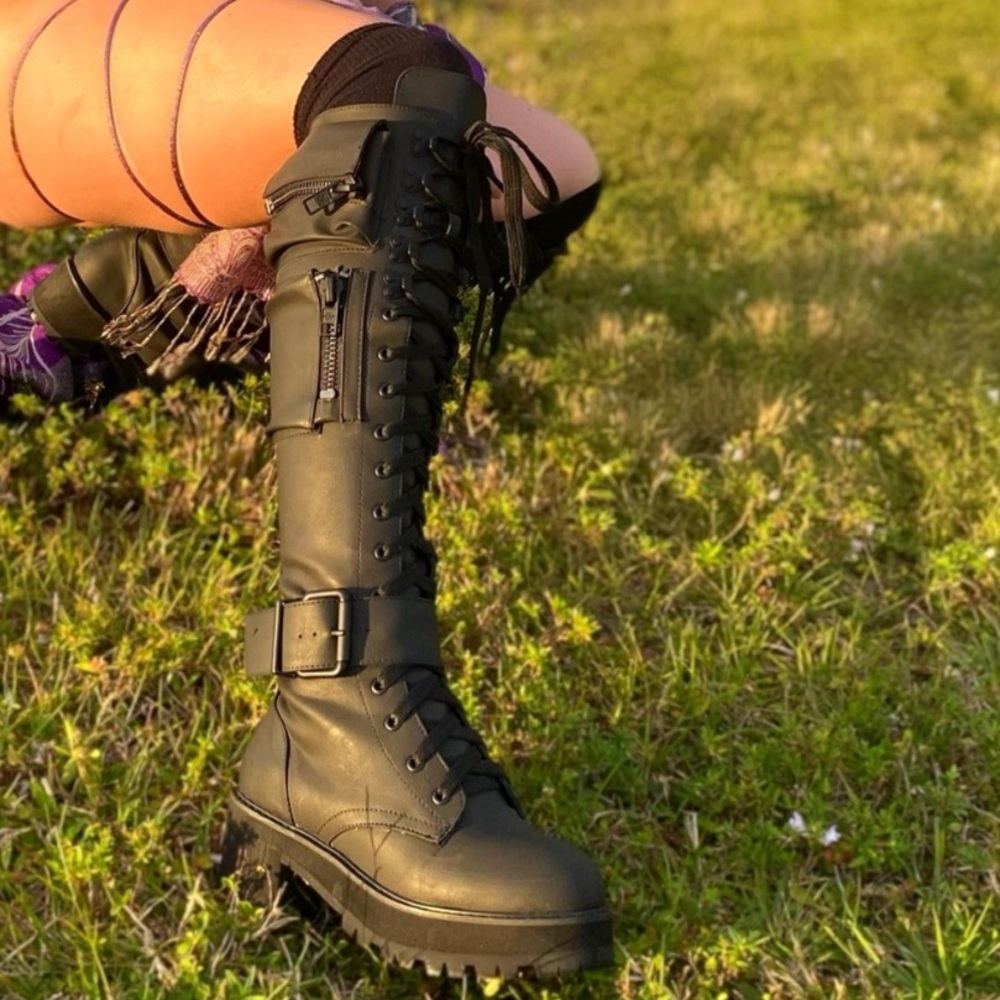 ✖️SOLD✖️Women's Black Knee High Combat Boots